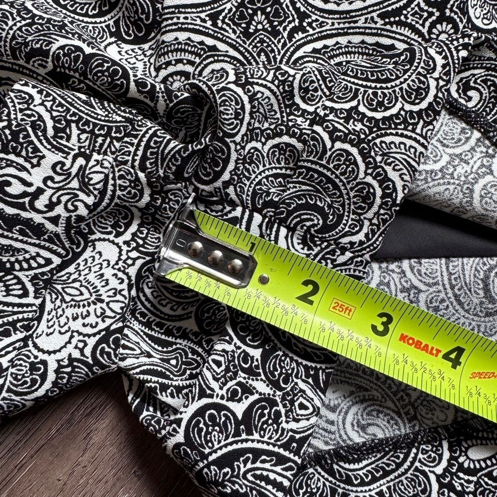 Express Black and White Paisley Shorts - Size 6 - Picture 4 of 14